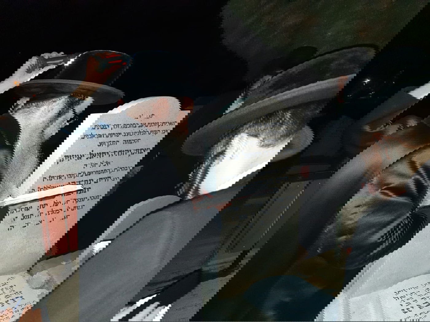 הרבי מנדבורנה-אלעד עלה לציון דודו שנרצח בצעירותו