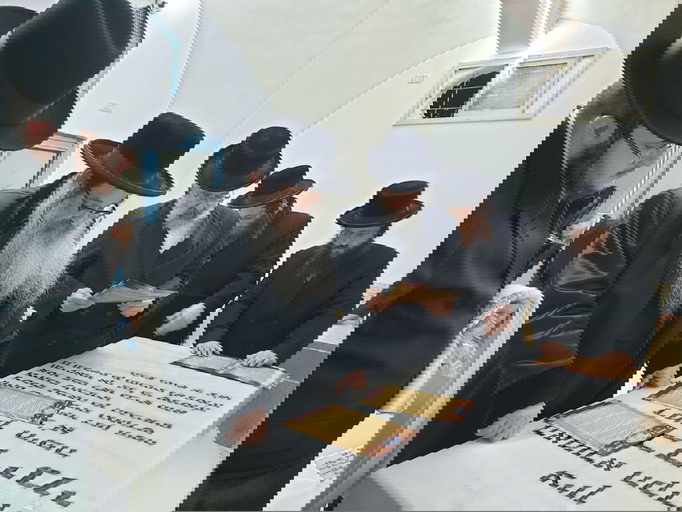 הרבי מנדבורנה-אלעד עלה לציון דודו שנרצח בצעירותו