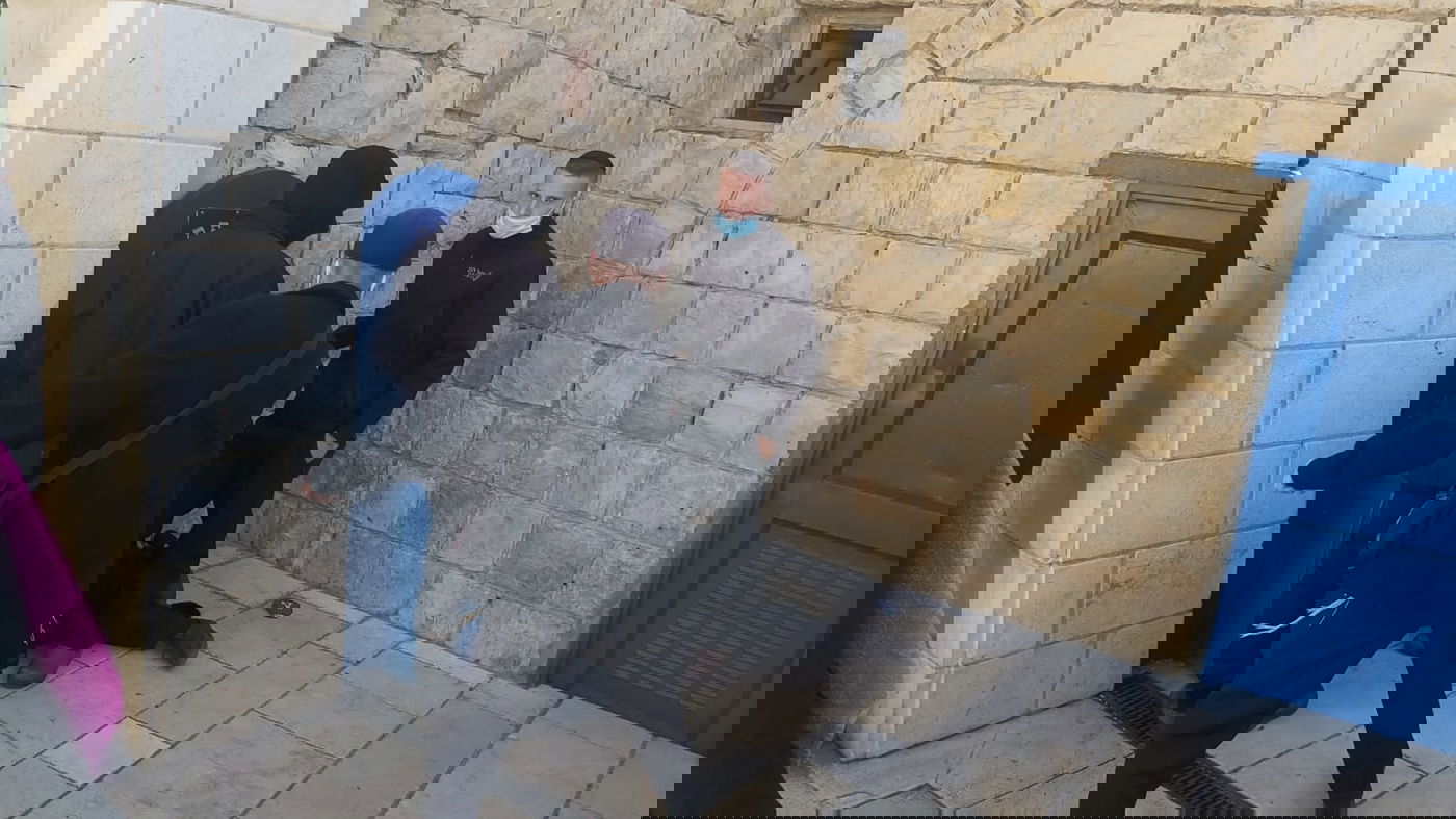 מירון: עטה מסכה על הפה - והוכה באלימות