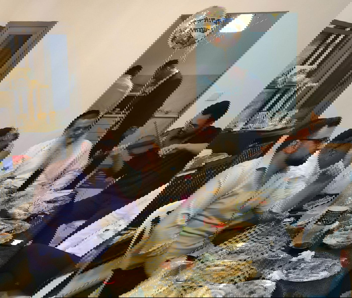 כך חגגו 'יום הולדת' 48 לרב יגאל כהן • צפו