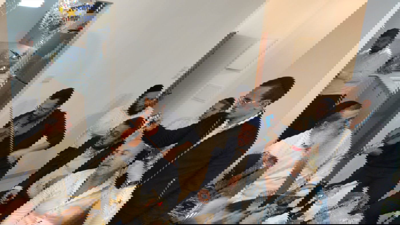 כך חגגו 'יום הולדת' 48 לרב יגאל כהן • צפו