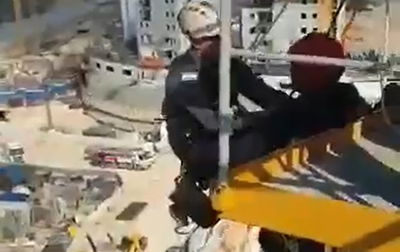 הפצוע חולץ ממרומי 30 המטרים של העגורן