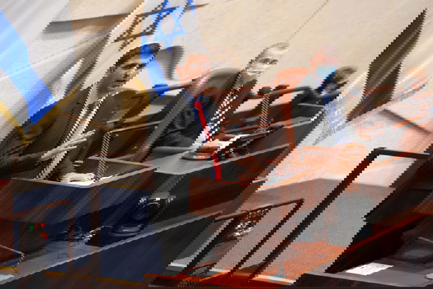 הדיון בחוק, הערב