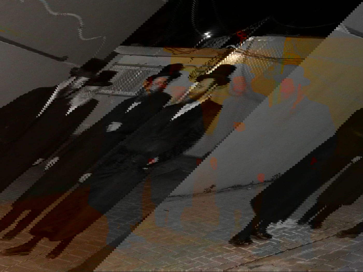 אלעד: ויז'ניץ בנו מקווה חדש; האב"ד הגיע לסיור