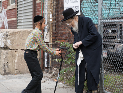 שנייה אחרי שנייה: ילד מרים את המקל לזקן