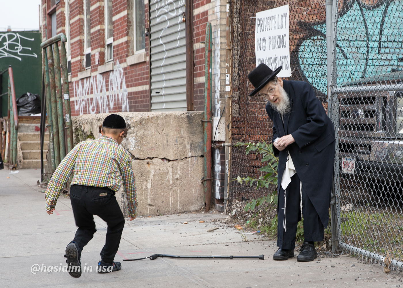 שנייה אחרי שנייה: ילד מרים את המקל לזקן