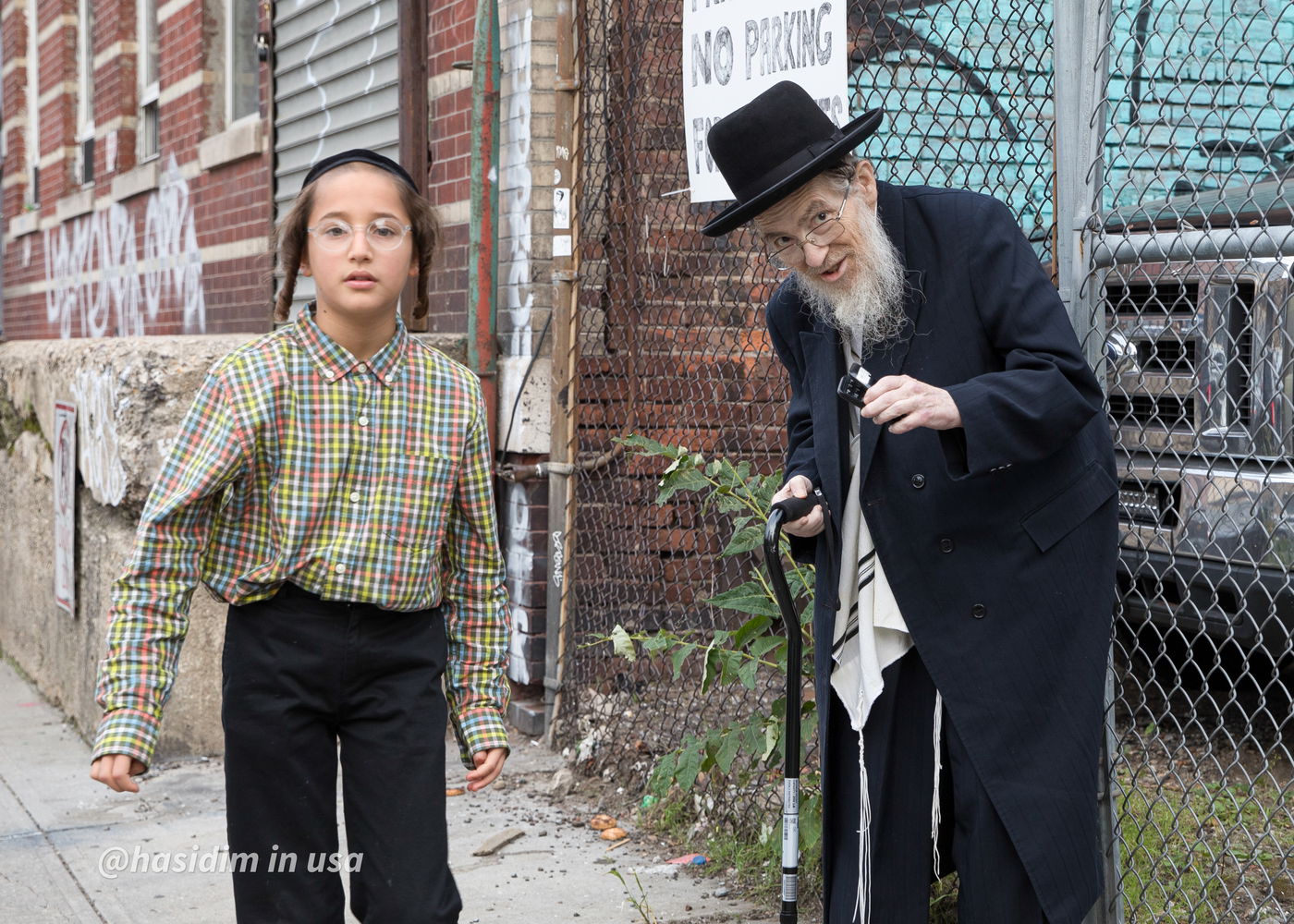 שנייה אחרי שנייה: ילד מרים את המקל לזקן