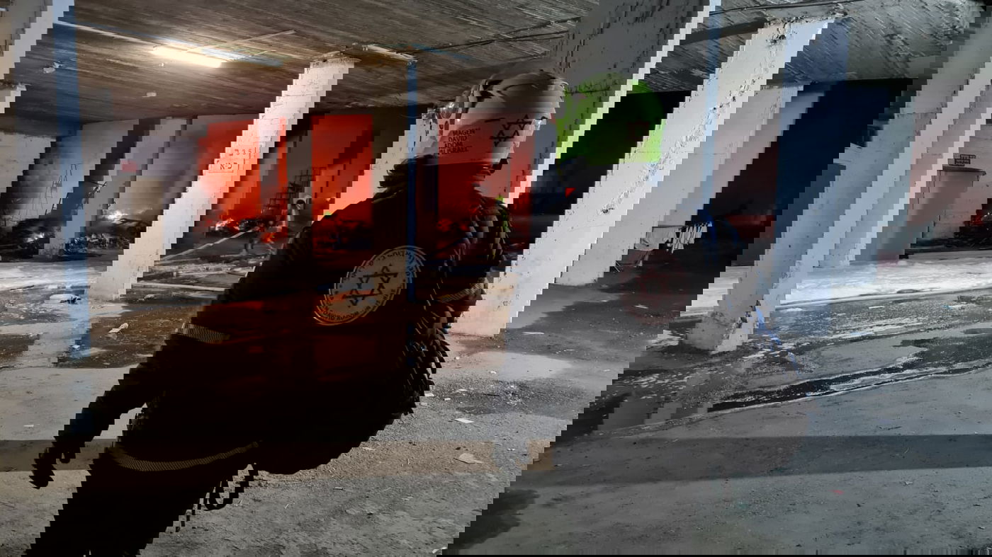 בלב שכונה חרדית: חניון עלה באש, עשרות משפחות חולצו