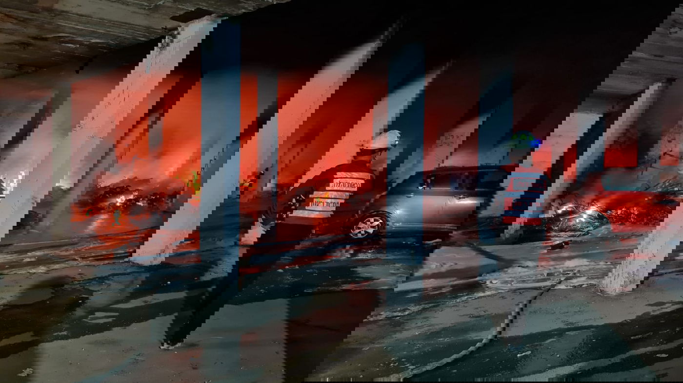 בלב שכונה חרדית: חניון עלה באש, עשרות משפחות חולצו