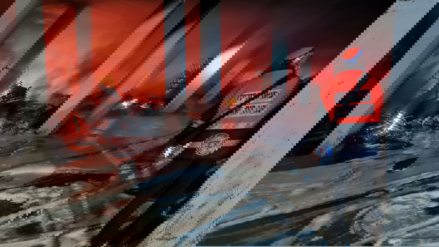 בלב שכונה חרדית: חניון עלה באש, עשרות משפחות חולצו