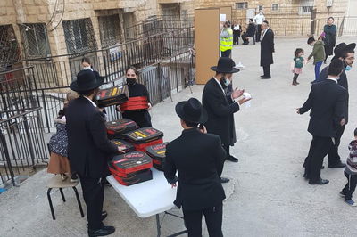 חלוקת פיצות לתושבים