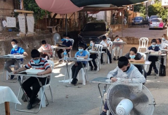 הילדים לומדים בתלמוד תורה באוויר הפתוח