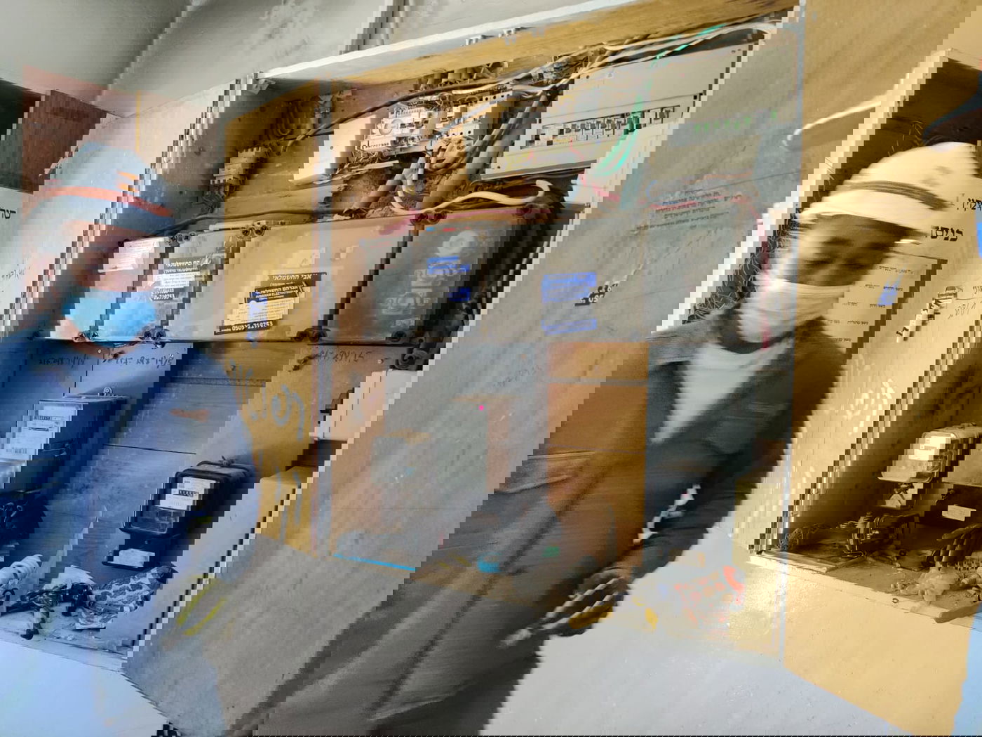 איש חברת החשמל בעבודתו