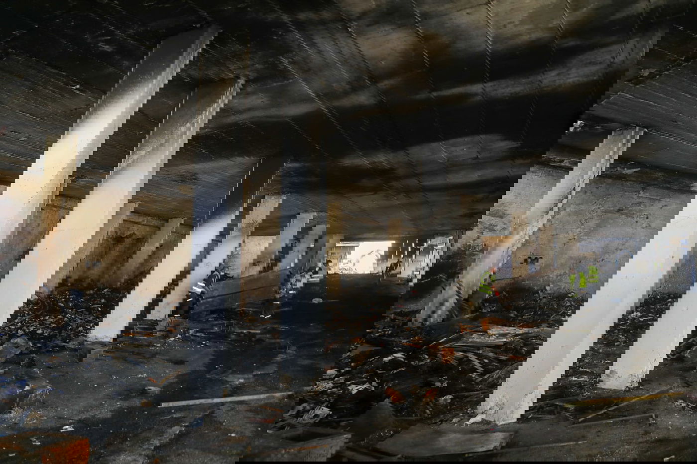 החניון השרוף. פעם היו פה מחסנים