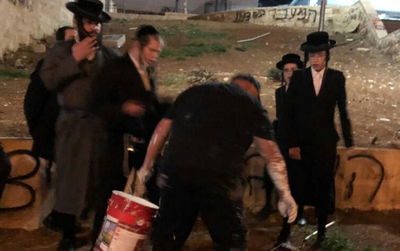 מהומה בעת מחיקת גרפיטי 'מדיר נשים' בעיר