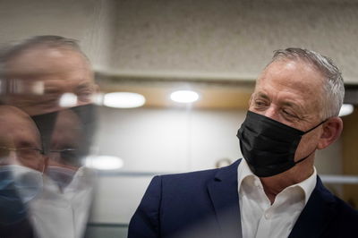 גנץ לנתניהו: "להצביע על הגדלת הקנסות"