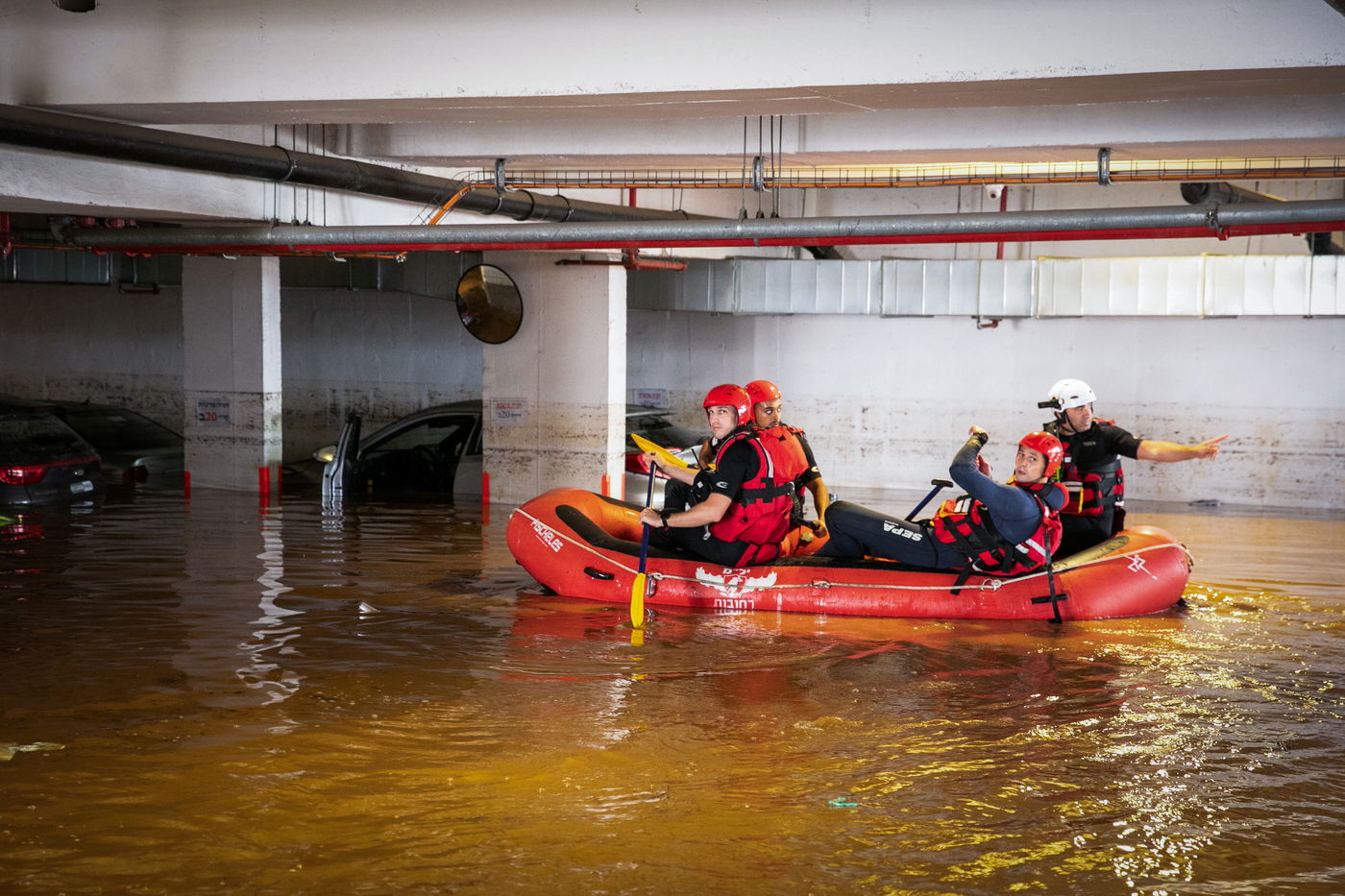 לוחמי האש בחניון שהוצף, בשבוע שעבר