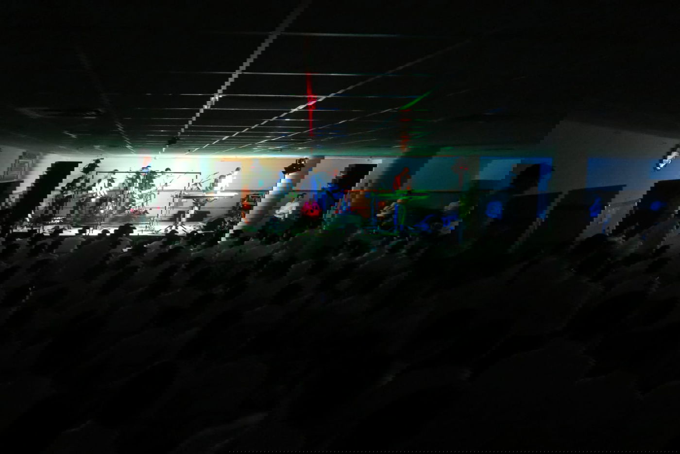 בחורי הישיבה הסגורים בקפסולות נהנו ממופע מוזיקלי • צפו