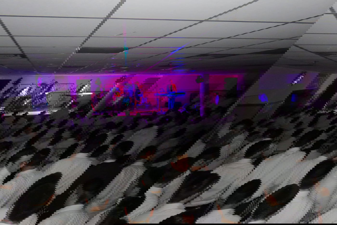 בחורי הישיבה הסגורים בקפסולות נהנו ממופע מוזיקלי • צפו