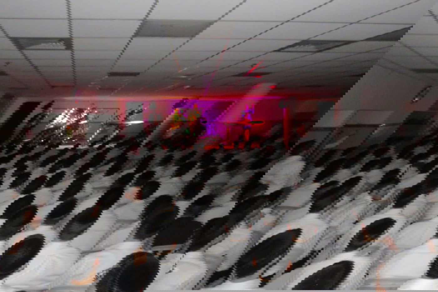 בחורי הישיבה הסגורים בקפסולות נהנו ממופע מוזיקלי • צפו