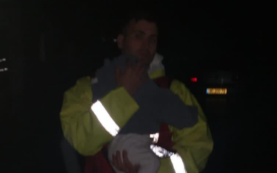 בוידאו: ראש עיריית נהריה, בתמונה כבאי מחלץ תינוק בנהריה