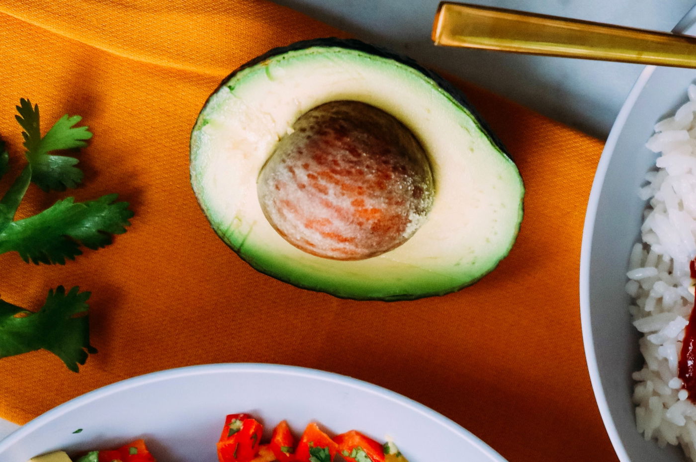 סלט אבוקדו ועשבי תיבול