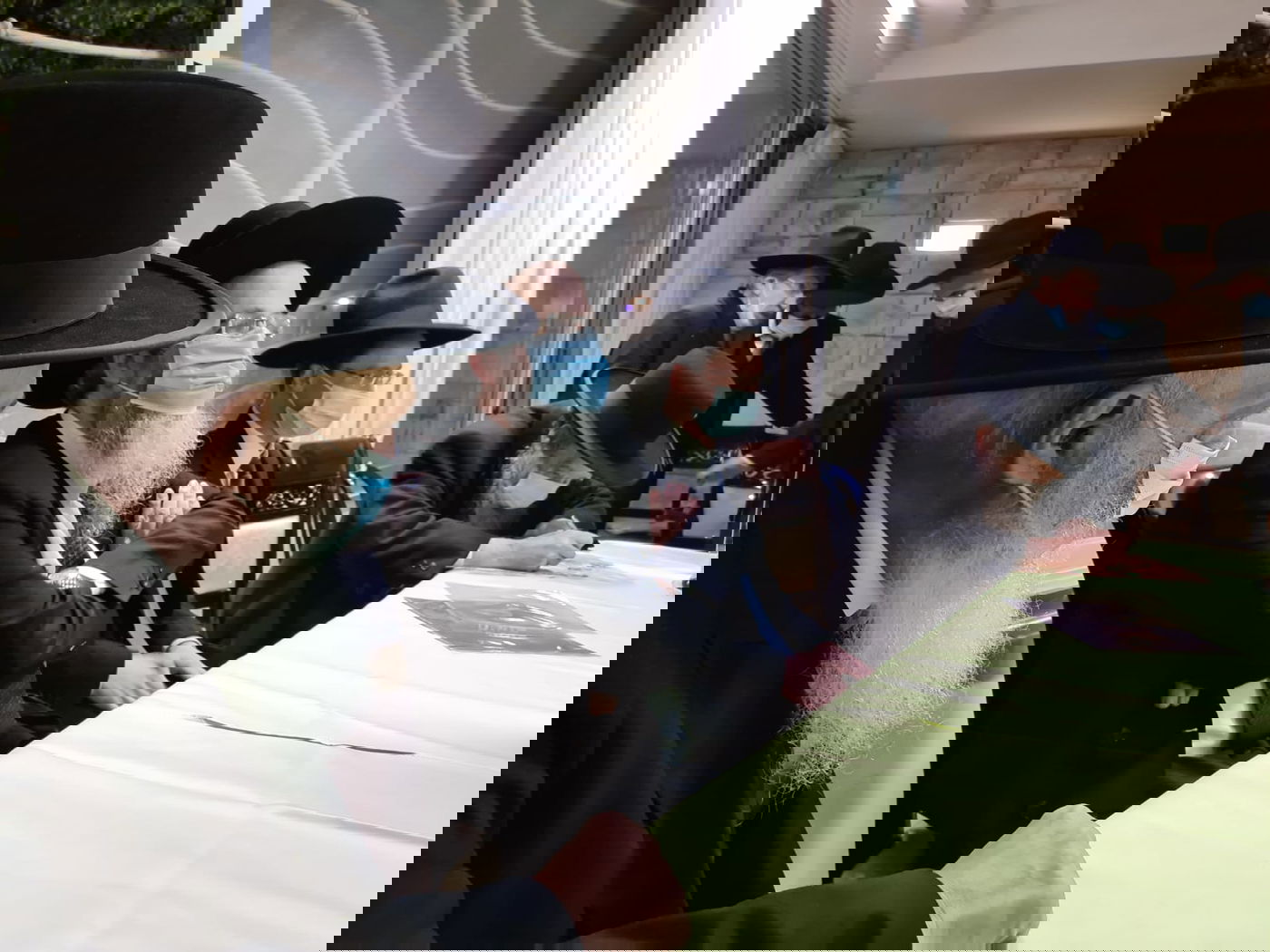 שמחה ב'מיר' ו'תפרח': נכדת הגר"א פילץ והגר"ב קרליבך - התארסה