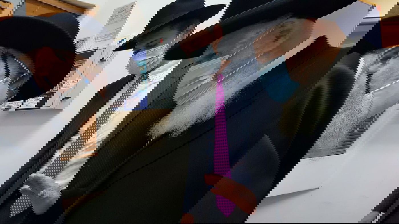 לפני החופה: הגרב"מ אזרחי והגר"ש שטיינמן שוחחו • צפו