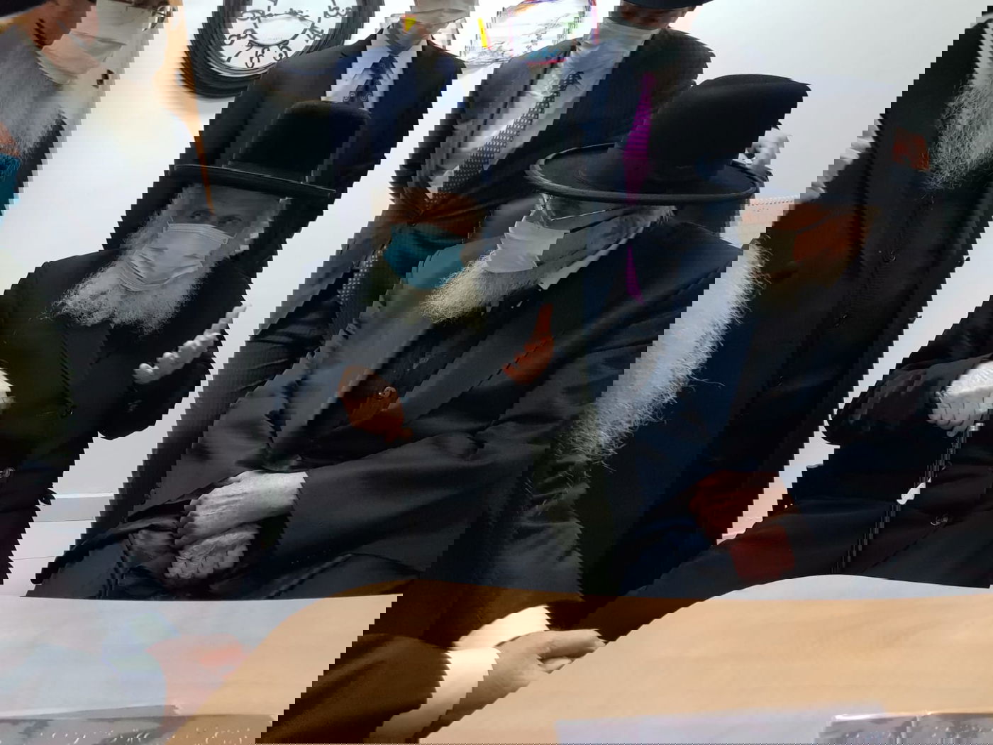 לפני החופה: הגרב"מ אזרחי והגר"ש שטיינמן שוחחו • צפו