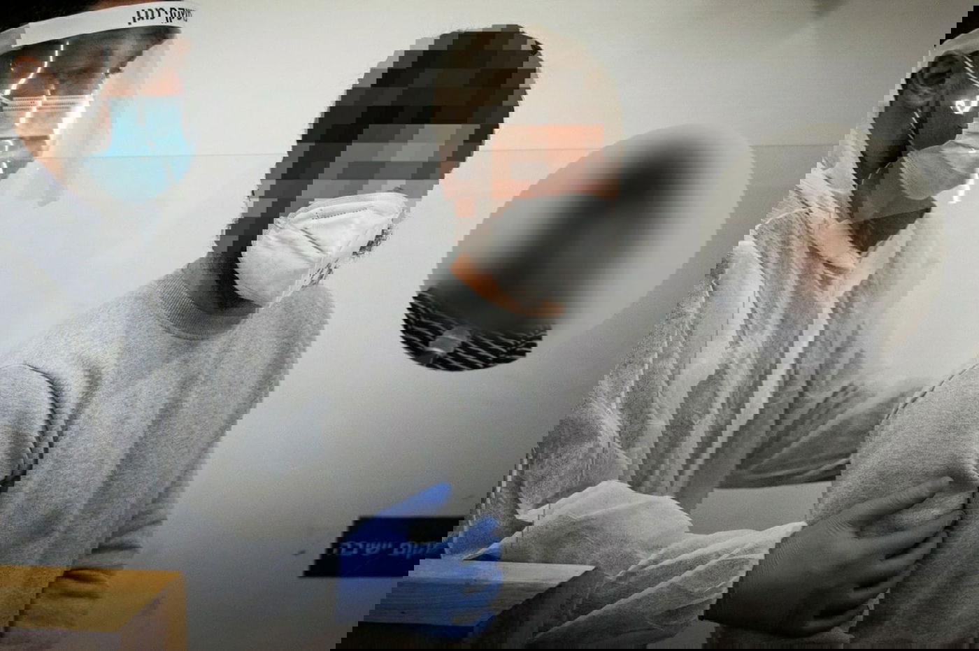 הדוקר, בבית המשפט. בעיגול: בילדותו