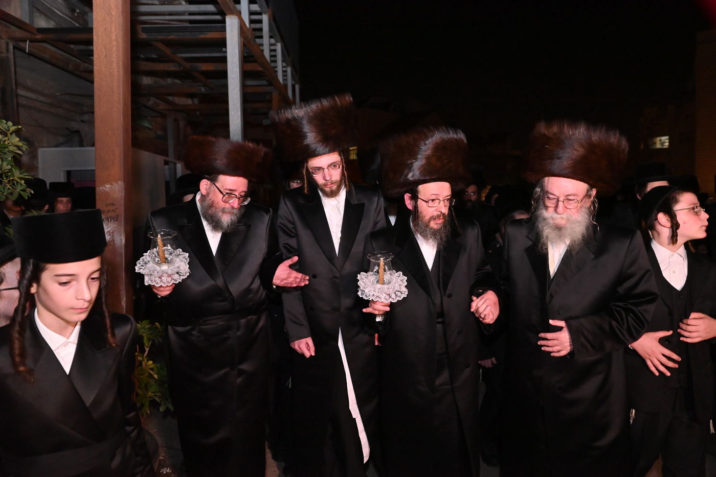 אדמו"רים ורבנים בשמחת החתונה לבת ראש ישיבת זוועהיל