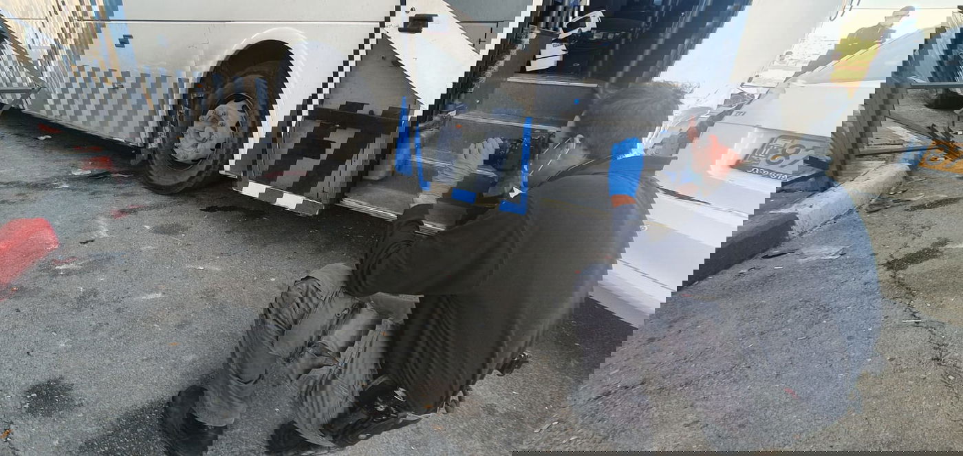 אוטובוס פגע בפלסטינים; הנהג נמלט ונעצר