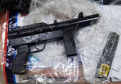 כך השוטרים והכלב איתרו את הנשק שהוסתר; צפו