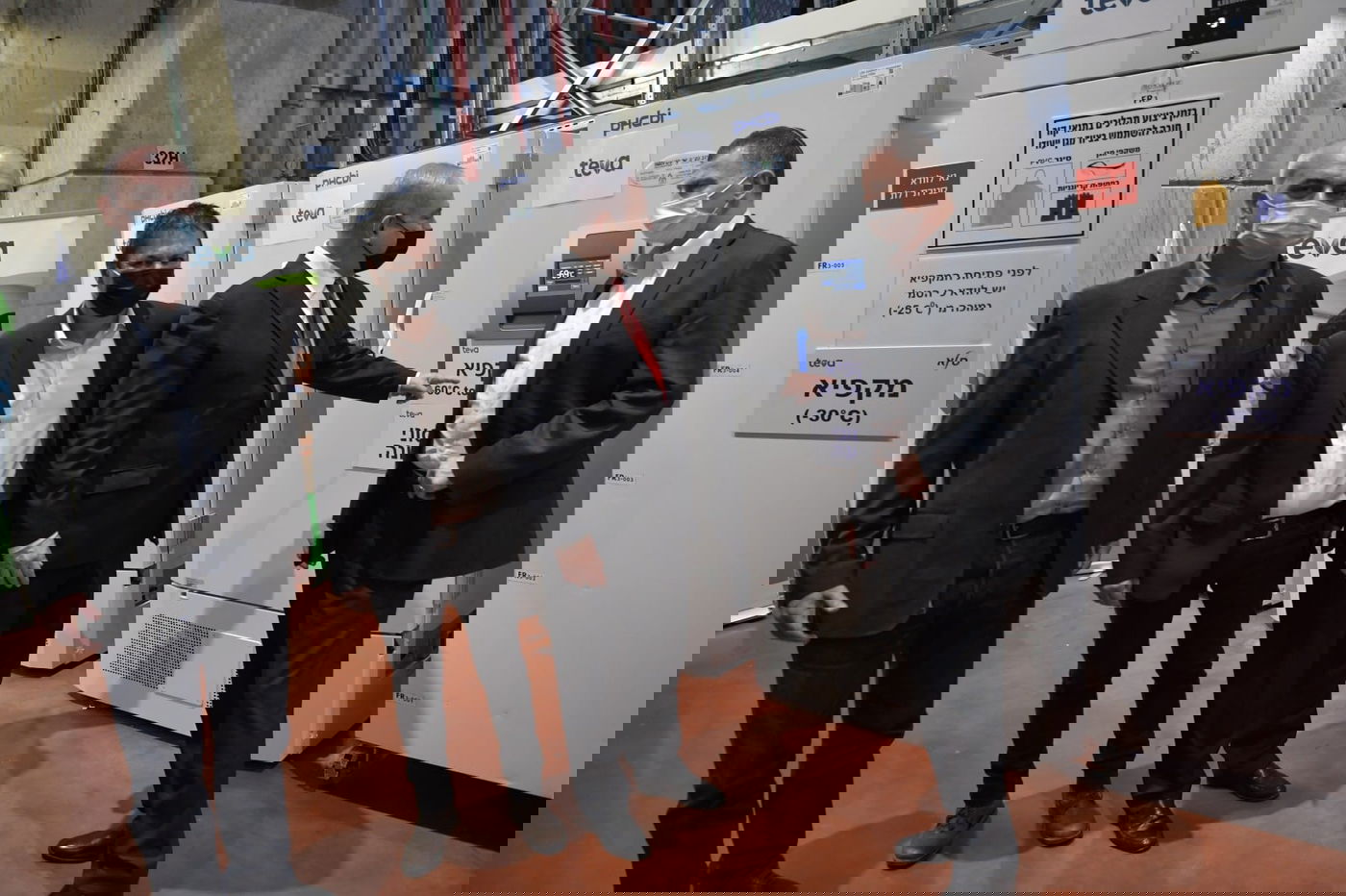 נתניהו במרכז הלוגיסטי בו יאוחסנו החיסונים