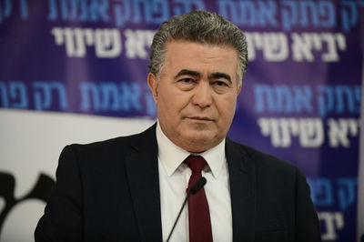 עמיר פרץ הודיע: מתכוון להתמודד לנשיאות המדינה