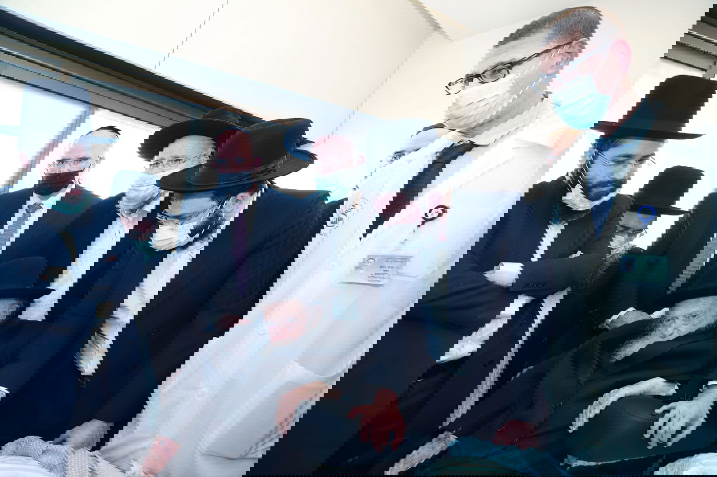 למרגלות מיטת הבן רבי שלמה