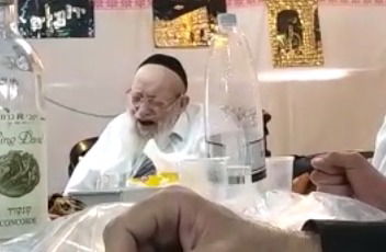 צפו: הגר"א חדש זצ"ל בדבקות עם תלמידיו