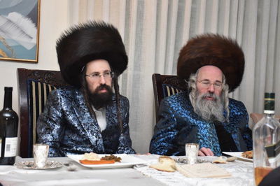 תיעוד: הרבי ממעז'יבוז ערך שבע ברכות לבן האדמו"ר מראחוב