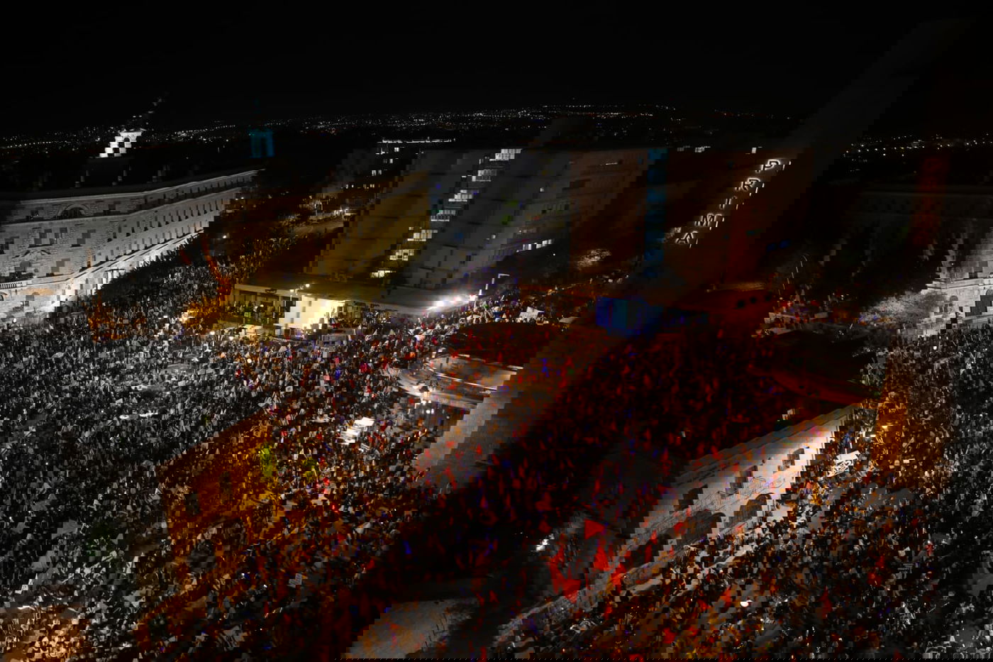 אלפים הפגינו מול מעון רוה"מ; 27 נעצרו