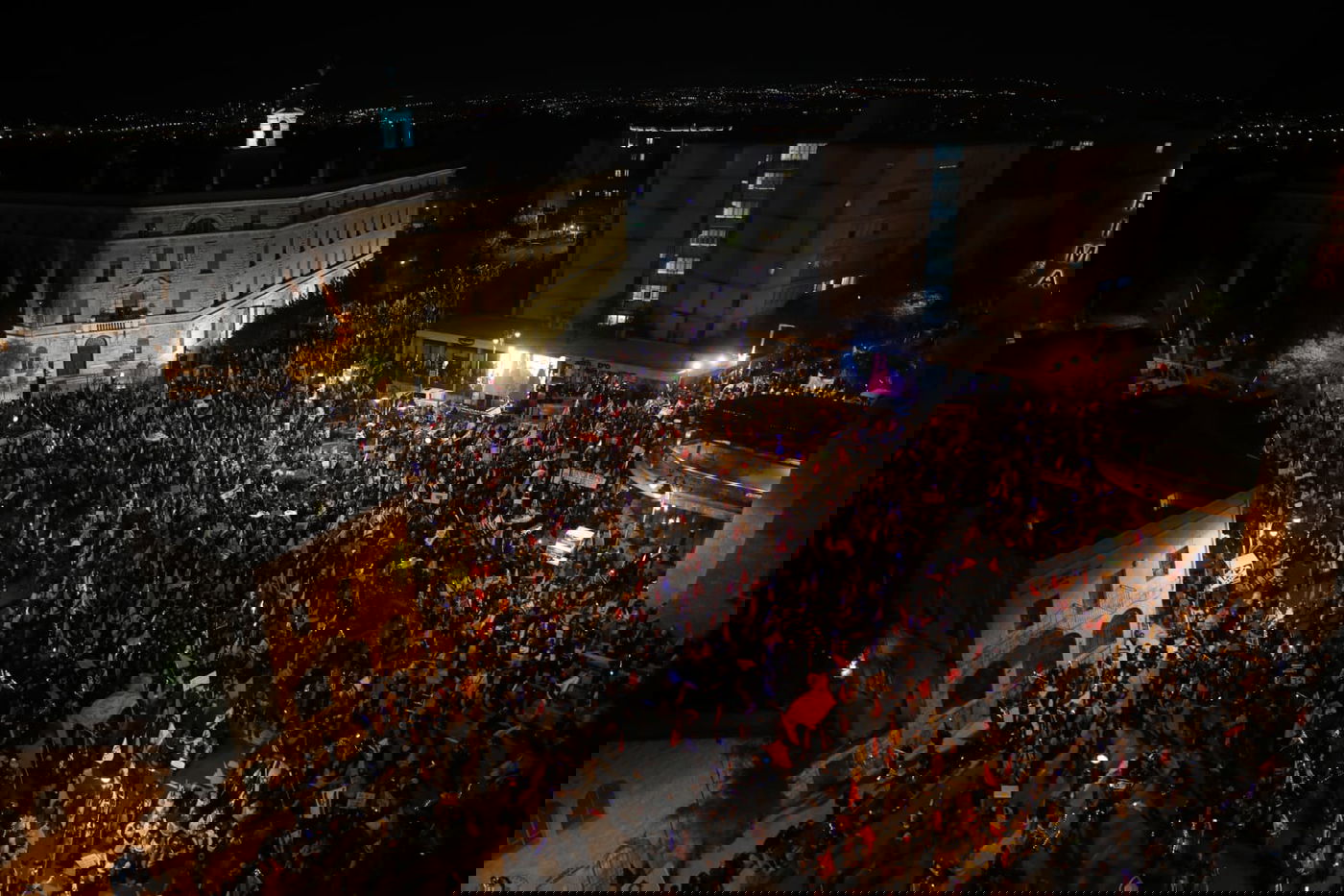 אלפים הפגינו מול מעון רוה"מ; 27 נעצרו