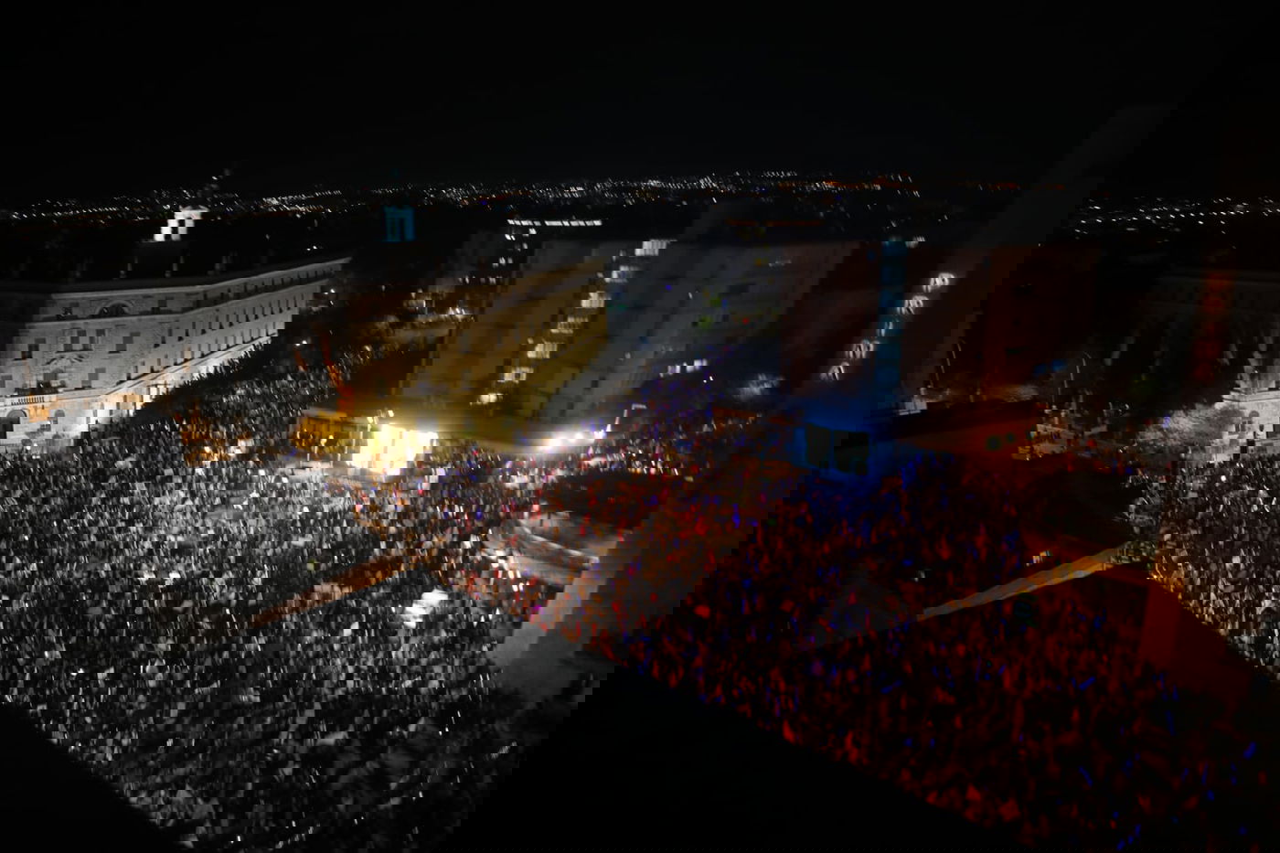 אלפים הפגינו מול מעון רוה"מ; 27 נעצרו