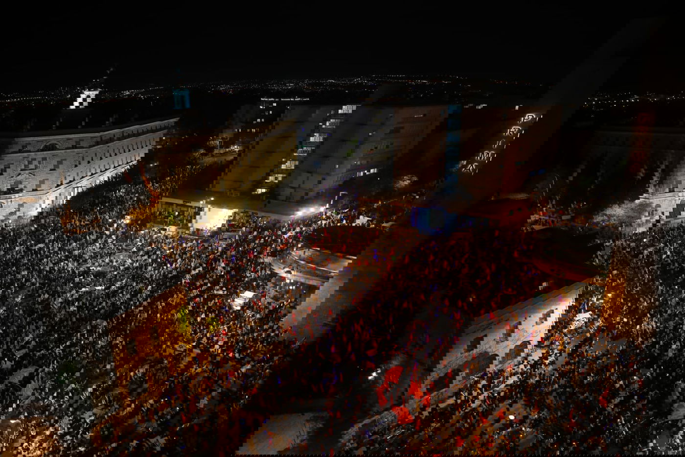 אלפים הפגינו מול מעון רוה"מ; 27 נעצרו