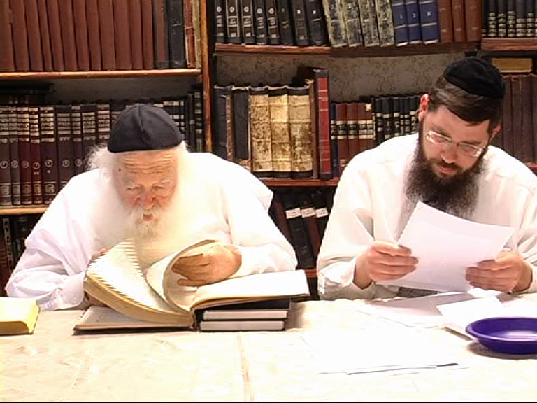 מרן הגר"ח קנייבסקי עם תלמידו ומקורבו הרב אורי טיגר