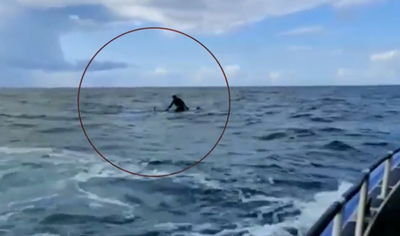 ת"א: גולש נסחף ללב ים; כך הוא חולץ • צפו