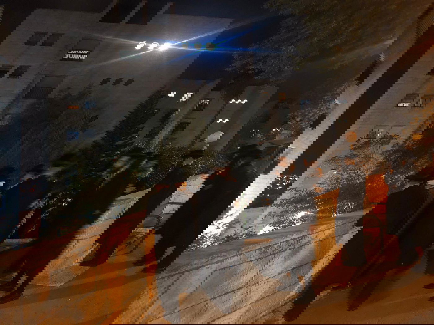 מפגינים בסמוך לביתו של פרקליט מחוז י-ם, בשל החשש מהנתיחה