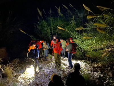 וואדי קלט: מבוגרים נתקעו בחושך • צפו בחילוץ
