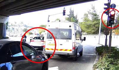 צפו: רכב ללימוד נהיגה חוצה צומת באדום