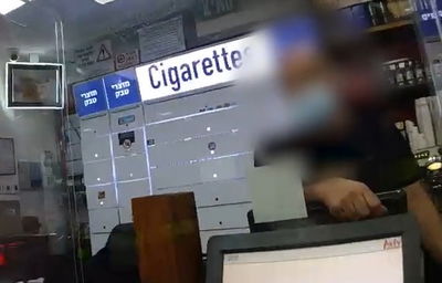 העובד בחנות נוחות