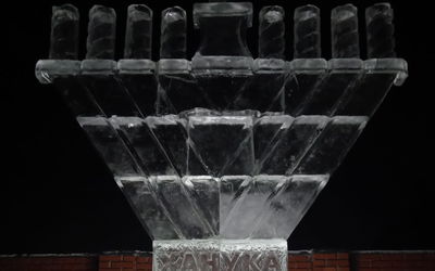 סיביר: גושי קרח שנחצבו באגם הקפוא הפכו לחנוכייה