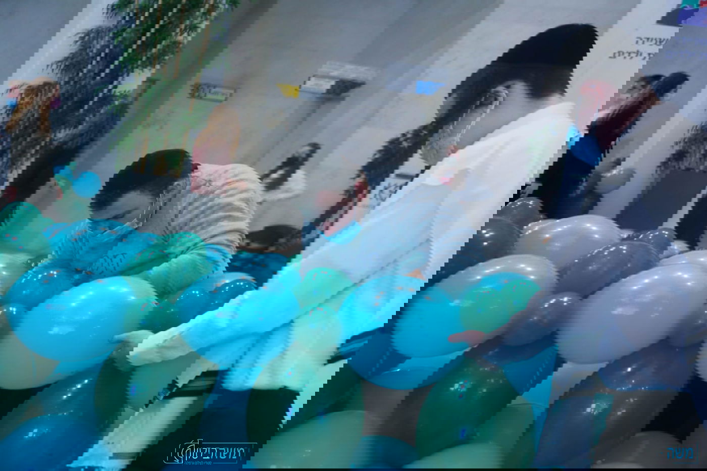 כך נבנתה החנוכייה הגדולה בעולם • תיעוד